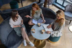 co-working spaces, digital nomads, working online, samenwerken, online werken, cafe's, meeting, samenkomen met collega's