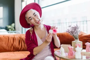 Werkplezier, meisje met roze rode hoed en kaarsen